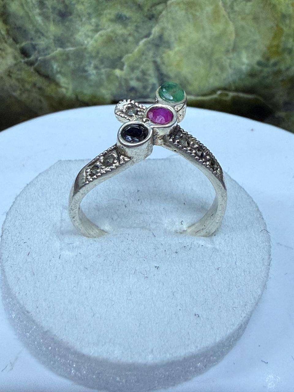 Luxury Multi-Stone Ruby, Emerald & Sapphire Ring – 925 Sterling Silver with Rhodium Polish**
Celebrate elegance and vibrant beauty with this exquisite Multi-Stone Ruby, Emerald & Sapphire Ring, meticulously crafted in genuine 925 Sterling Silver