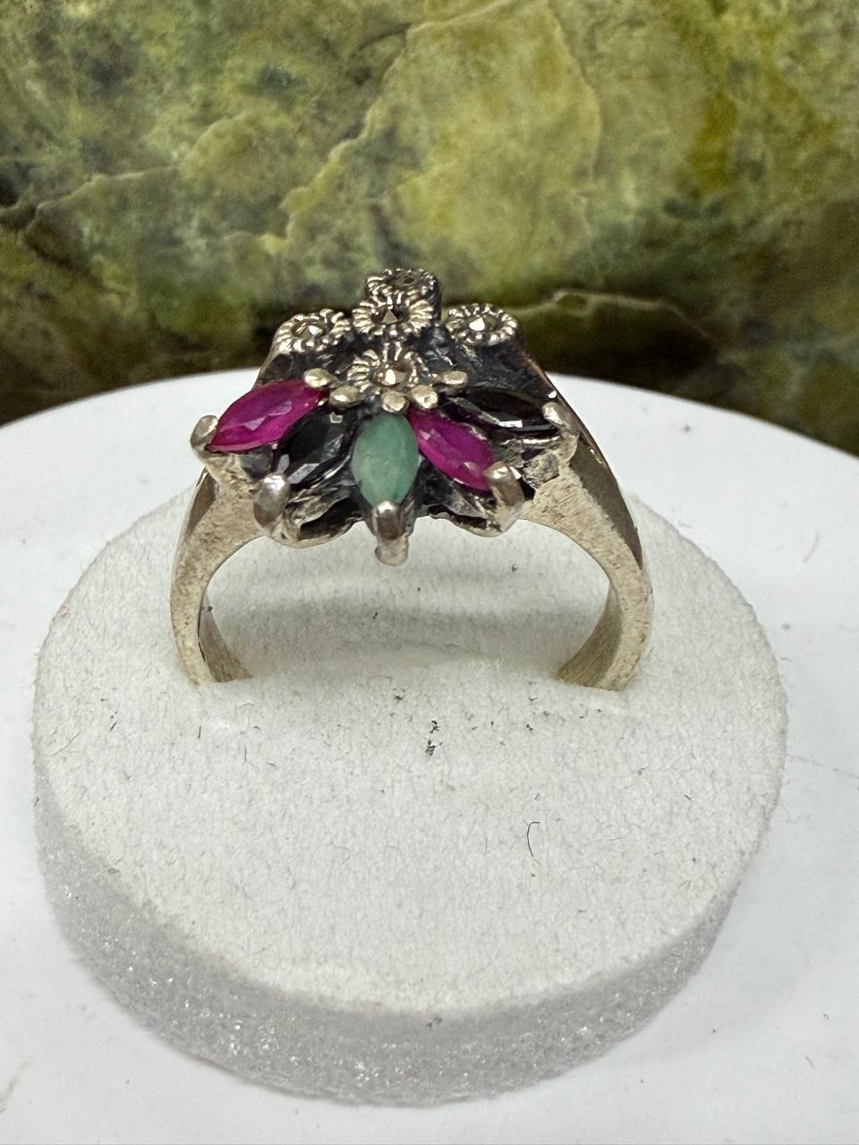 Luxury Multi-Stone Ruby, Emerald & Sapphire Ring – 925 Sterling Silver with Rhodium Polish**
Celebrate elegance and vibrant beauty with this exquisite Multi-Stone Ruby, Emerald & Sapphire Ring, meticulously crafted in genuine 925 Sterling Silver