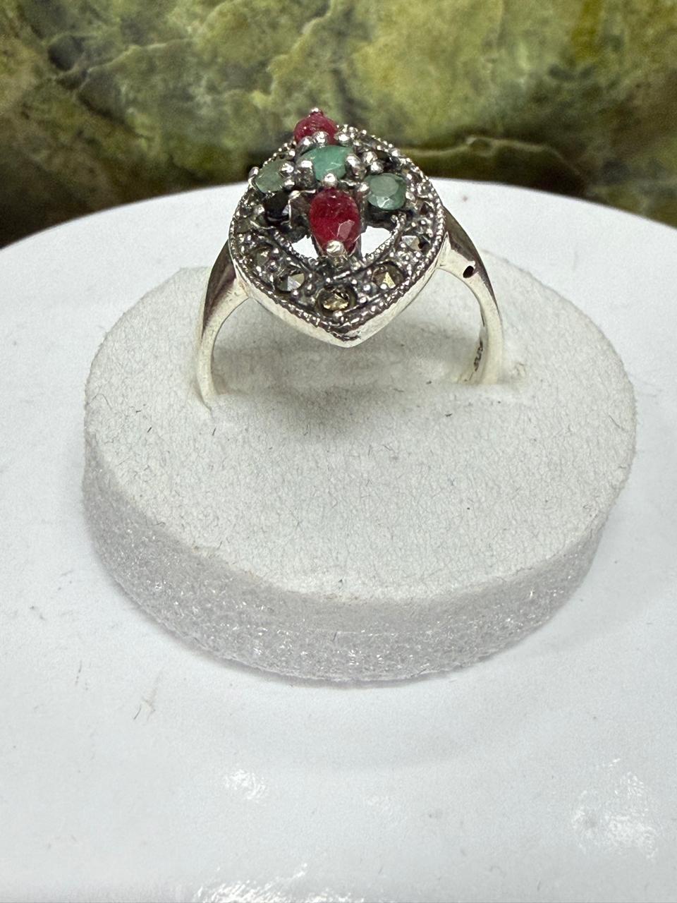 Luxury Multi-Stone Ruby, Emerald & Sapphire Ring – 925 Sterling Silver with Rhodium Polish**
Celebrate elegance and vibrant beauty with this exquisite Multi-Stone Ruby, Emerald & Sapphire Ring, meticulously crafted in genuine 925 Sterling Silver and en