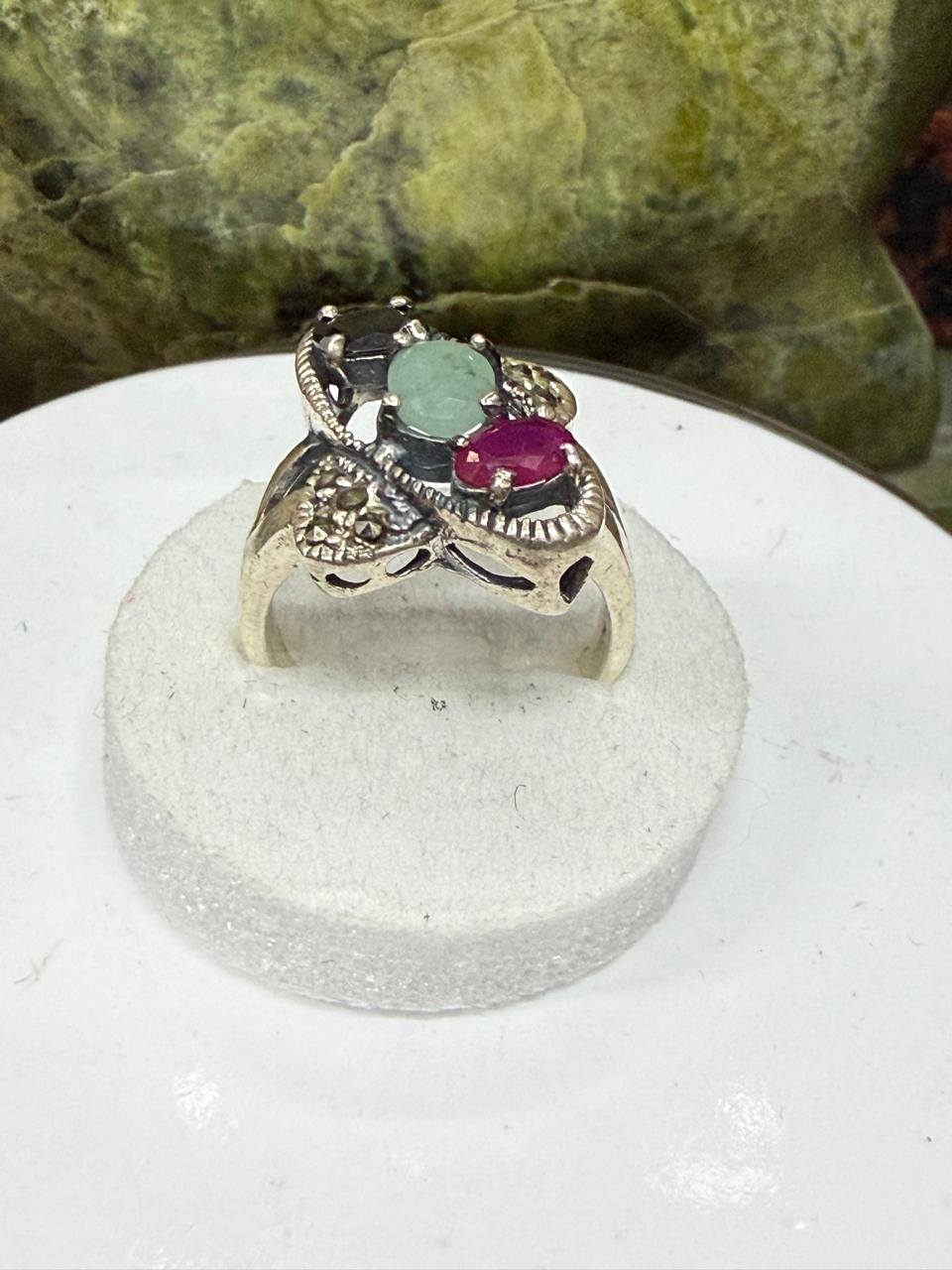 Luxury Multi-Stone Ruby, Emerald & Sapphire Ring – 925 Sterling Silver with Rhodium Polish**
Celebrate elegance and vibrant beauty with this exquisite Multi-Stone Ruby, Emerald & Sapphire Ring, meticulously crafted in genuine 925 Sterling Silver and en