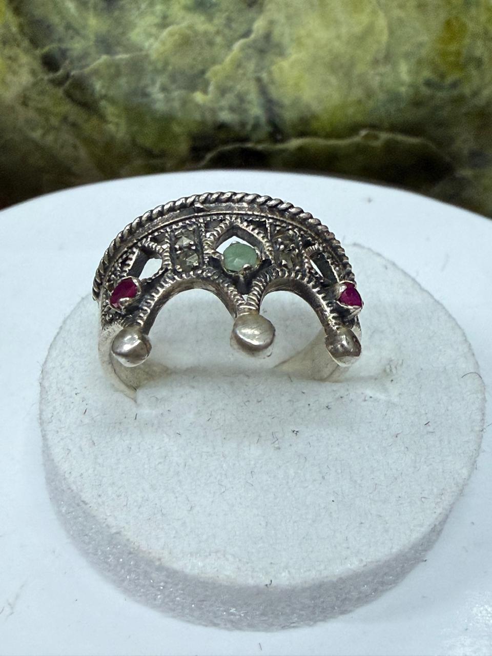 Luxury Multi-Stone Ruby, Emerald & Sapphire Ring – 925 Sterling Silver with Rhodium Polish**
Celebrate elegance and vibrant beauty with this exquisite Multi-Stone Ruby, Emerald & Sapphire Ring, meticulously crafted in genuine 925 Sterling Silver and en