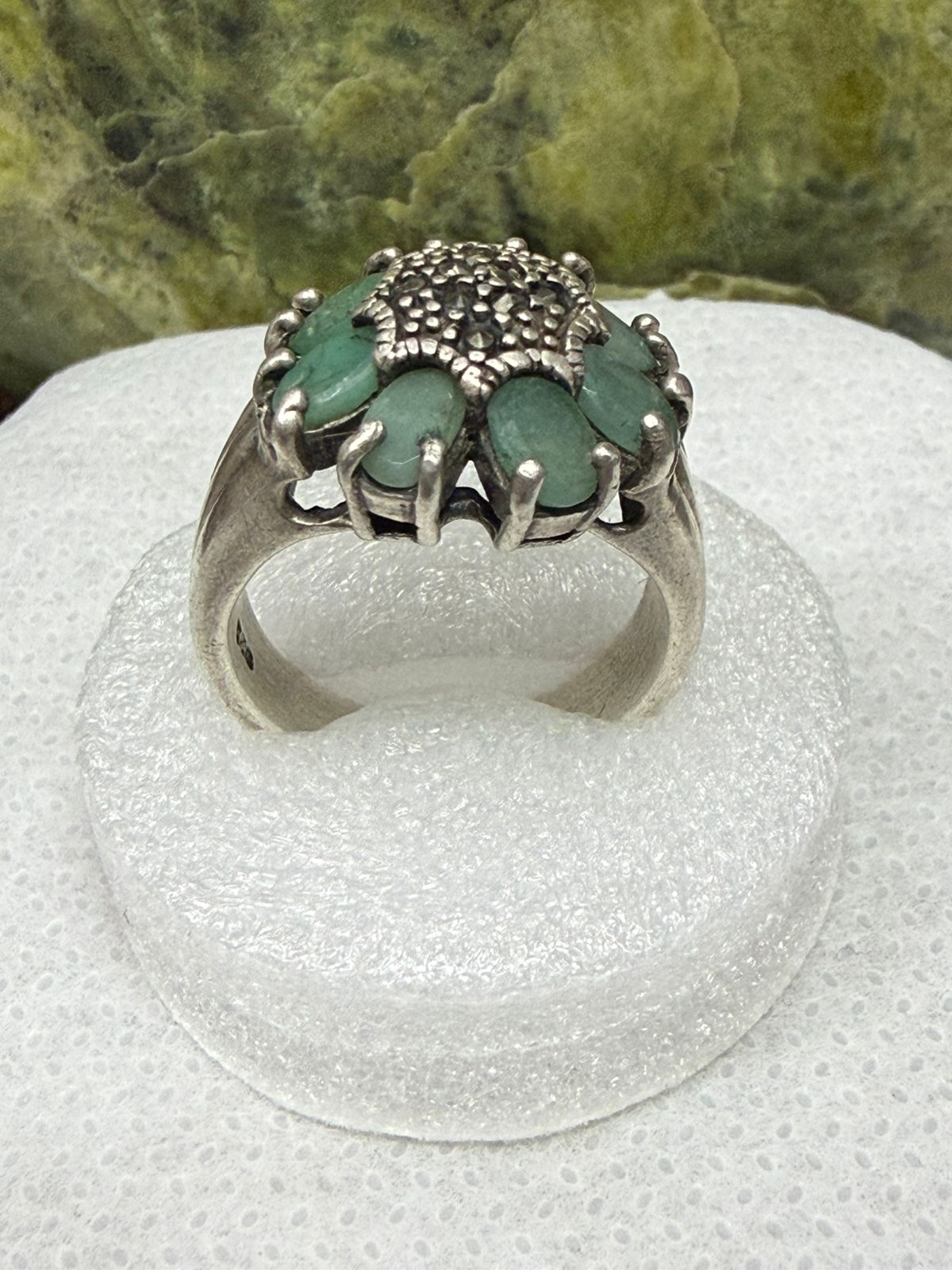 Emerald Stone Ring – 925 Sterling Silver
Discover timeless elegance with this beautiful Emerald Stone Ring, crafted from genuine 925 Sterling Silver. Featuring a vibrant green emerald gemstone, this ring radiates sophistication and natural beauty. The ric