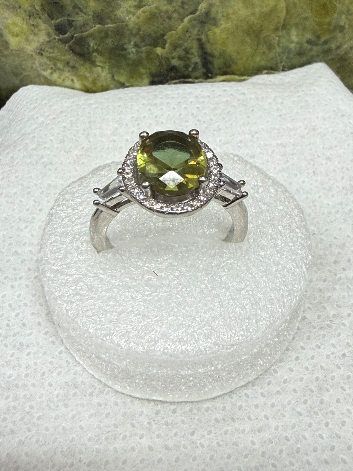 Samsonite Stone Ring – 925 Sterling Silver
Enhance your jewelry collection with this elegant Samsonite Stone Ring, beautifully crafted in genuine 925 Sterling Silver. Featuring a captivating Samsonite gemstone, this ring showcases a unique and eye-catchin